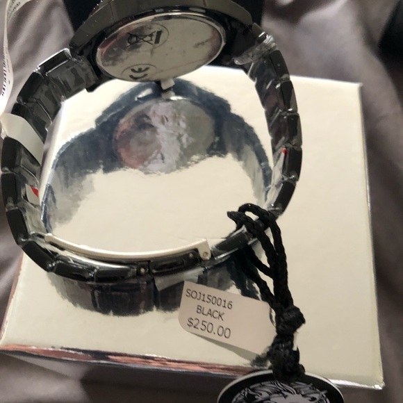 Versace versus black watch - Picture 2 of 7
